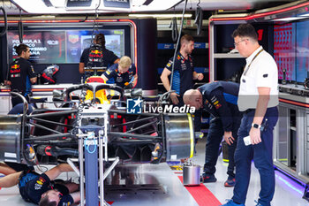 2024-06-22 - FIA scrutineers checking the Red Bull Racing RB20 in the garage during the Formula 1 Aramco Gran Premio de Espana 2024, 10th round of the 2024 Formula One World Championship from June 21 to 23, 2024 on the Circuit de Barcelona-Catalunya, in Montmeló, Spain - F1 - SPANISH GRAND PRIX 2024 - FORMULA 1 - MOTORS