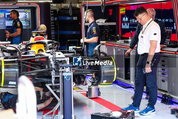 2024-06-22 - FIA scrutineers checking the Red Bull Racing RB20 in the garage during the Formula 1 Aramco Gran Premio de Espana 2024, 10th round of the 2024 Formula One World Championship from June 21 to 23, 2024 on the Circuit de Barcelona-Catalunya, in Montmeló, Spain - F1 - SPANISH GRAND PRIX 2024 - FORMULA 1 - MOTORS