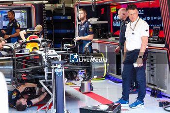 2024-06-22 - FIA scrutineers checking the Red Bull Racing RB20 in the garage during the Formula 1 Aramco Gran Premio de Espana 2024, 10th round of the 2024 Formula One World Championship from June 21 to 23, 2024 on the Circuit de Barcelona-Catalunya, in Montmeló, Spain - F1 - SPANISH GRAND PRIX 2024 - FORMULA 1 - MOTORS