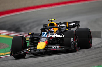 2024-06-22 - 11 PEREZ Sergio (mex), Red Bull Racing RB20, action during the Formula 1 Aramco Gran Premio de Espana 2024, 10th round of the 2024 Formula One World Championship from June 21 to 23, 2024 on the Circuit de Barcelona-Catalunya, in Montmeló, Spain - F1 - SPANISH GRAND PRIX 2024 - FORMULA 1 - MOTORS