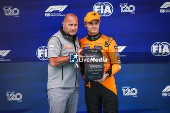 2024-06-22 - NORRIS Lando (gbr), McLaren F1 Team MCL38, portrait, pole position trophy during the Formula 1 Aramco Gran Premio de Espana 2024, 10th round of the 2024 Formula One World Championship from June 21 to 23, 2024 on the Circuit de Barcelona-Catalunya, in Montmeló, Spain - F1 - SPANISH GRAND PRIX 2024 - FORMULA 1 - MOTORS