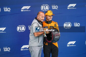 2024-06-22 - NORRIS Lando (gbr), McLaren F1 Team MCL38, portrait, pole position trophy during the Formula 1 Aramco Gran Premio de Espana 2024, 10th round of the 2024 Formula One World Championship from June 21 to 23, 2024 on the Circuit de Barcelona-Catalunya, in Montmeló, Spain - F1 - SPANISH GRAND PRIX 2024 - FORMULA 1 - MOTORS