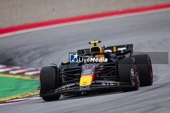 2024-06-22 - 11 PEREZ Sergio (mex), Red Bull Racing RB20, action during the Formula 1 Aramco Gran Premio de Espana 2024, 10th round of the 2024 Formula One World Championship from June 21 to 23, 2024 on the Circuit de Barcelona-Catalunya, in Montmeló, Spain - F1 - SPANISH GRAND PRIX 2024 - FORMULA 1 - MOTORS