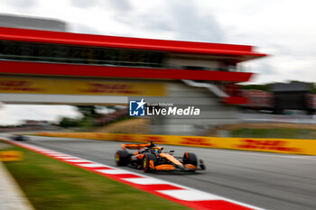 2024-06-22 - 81 PIASTRI Oscar (aus), McLaren F1 Team MCL38, action during the Formula 1 Aramco Gran Premio de Espana 2024, 10th round of the 2024 Formula One World Championship from June 21 to 23, 2024 on the Circuit de Barcelona-Catalunya, in Montmeló, Spain - F1 - SPANISH GRAND PRIX 2024 - FORMULA 1 - MOTORS