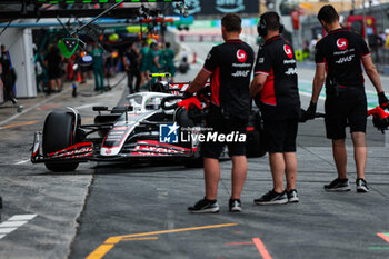 2024-06-22 - 27 HULKENBERG Nico (ger), Haas F1 Team VF-24 Ferrari, action during the Formula 1 Aramco Gran Premio de Espana 2024, 10th round of the 2024 Formula One World Championship from June 21 to 23, 2024 on the Circuit de Barcelona-Catalunya, in Montmeló, Spain - F1 - SPANISH GRAND PRIX 2024 - FORMULA 1 - MOTORS