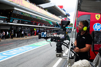 2024-06-22 - TV cameraman filming in the pitlane during the Formula 1 Aramco Gran Premio de Espana 2024, 10th round of the 2024 Formula One World Championship from June 21 to 23, 2024 on the Circuit de Barcelona-Catalunya, in Montmeló, Spain - F1 - SPANISH GRAND PRIX 2024 - FORMULA 1 - MOTORS