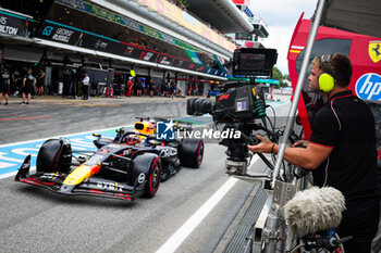 2024-06-22 - TV cameraman filming in the pitlane during the Formula 1 Aramco Gran Premio de Espana 2024, 10th round of the 2024 Formula One World Championship from June 21 to 23, 2024 on the Circuit de Barcelona-Catalunya, in Montmeló, Spain - F1 - SPANISH GRAND PRIX 2024 - FORMULA 1 - MOTORS