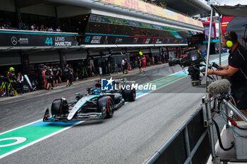 2024-06-22 - TV cameraman filming in the pitlane during the Formula 1 Aramco Gran Premio de Espana 2024, 10th round of the 2024 Formula One World Championship from June 21 to 23, 2024 on the Circuit de Barcelona-Catalunya, in Montmeló, Spain - F1 - SPANISH GRAND PRIX 2024 - FORMULA 1 - MOTORS