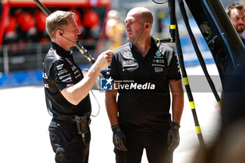 2024-06-22 - Mercedes AMG F1 Team, mechanic, mecanicien, mechanics during the Formula 1 Aramco Gran Premio de Espana 2024, 10th round of the 2024 Formula One World Championship from June 21 to 23, 2024 on the Circuit de Barcelona-Catalunya, in Montmeló, Spain - F1 - SPANISH GRAND PRIX 2024 - FORMULA 1 - MOTORS