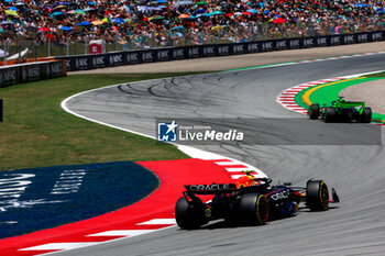 2024-06-22 - 11 PEREZ Sergio (mex), Red Bull Racing RB20, action during the Formula 1 Aramco Gran Premio de Espana 2024, 10th round of the 2024 Formula One World Championship from June 21 to 23, 2024 on the Circuit de Barcelona-Catalunya, in Montmeló, Spain - F1 - SPANISH GRAND PRIX 2024 - FORMULA 1 - MOTORS