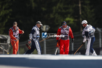 2024-06-28 - Marshall, commissaire de piste, marshal, marshalls, marshals on track during the Formula 1 Qatar Airways Austrian Grand Prix 2024, 11th round of the 2024 Formula One World Championship from June 28 to 30, 2024 on the Red Bull Ring, in Spielberg, Austria - F1 - AUSTRIAN GRAND PRIX 2024 - FORMULA 1 - MOTORS