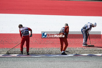 2024-06-28 - Marshall, commissaire de piste, marshal, marshalls, marshals on track during the Formula 1 Qatar Airways Austrian Grand Prix 2024, 11th round of the 2024 Formula One World Championship from June 28 to 30, 2024 on the Red Bull Ring, in Spielberg, Austria - F1 - AUSTRIAN GRAND PRIX 2024 - FORMULA 1 - MOTORS