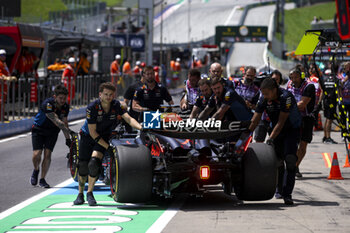 2024-06-28 - 01 VERSTAPPEN Max (nld), Red Bull Racing RB20, action Red Bull Racing mechanic, mecanicien, mechanics during the Formula 1 Qatar Airways Austrian Grand Prix 2024, 11th round of the 2024 Formula One World Championship from June 28 to 30, 2024 on the Red Bull Ring, in Spielberg, Austria - F1 - AUSTRIAN GRAND PRIX 2024 - FORMULA 1 - MOTORS