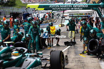 2024-06-28 - Aston Martin F1 Team, ambiance mechanic, mecanicien, mechanics during the Formula 1 Qatar Airways Austrian Grand Prix 2024, 11th round of the 2024 Formula One World Championship from June 28 to 30, 2024 on the Red Bull Ring, in Spielberg, Austria - F1 - AUSTRIAN GRAND PRIX 2024 - FORMULA 1 - MOTORS