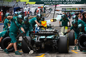 2024-06-28 - Aston Martin F1 Team, mechanic, mecanicien, mechanics pitstop during the Formula 1 Qatar Airways Austrian Grand Prix 2024, 11th round of the 2024 Formula One World Championship from June 28 to 30, 2024 on the Red Bull Ring, in Spielberg, Austria - F1 - AUSTRIAN GRAND PRIX 2024 - FORMULA 1 - MOTORS