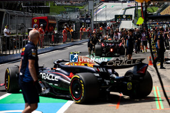 2024-06-28 - 01 VERSTAPPEN Max (nld), Red Bull Racing RB20, mechanic, mecanicien, mechanics during the Formula 1 Qatar Airways Austrian Grand Prix 2024, 11th round of the 2024 Formula One World Championship from June 28 to 30, 2024 on the Red Bull Ring, in Spielberg, Austria - F1 - AUSTRIAN GRAND PRIX 2024 - FORMULA 1 - MOTORS