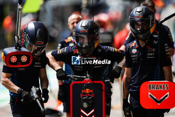 2024-06-28 - Red Bull Racing mechanic, mecanicien, mechanics during the Formula 1 Qatar Airways Austrian Grand Prix 2024, 11th round of the 2024 Formula One World Championship from June 28 to 30, 2024 on the Red Bull Ring, in Spielberg, Austria - F1 - AUSTRIAN GRAND PRIX 2024 - FORMULA 1 - MOTORS