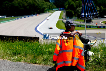 2024-06-28 - marshall, commissaire de piste, marshal, marshalls, marshals during the Formula 1 Qatar Airways Austrian Grand Prix 2024, 11th round of the 2024 Formula One World Championship from June 28 to 30, 2024 on the Red Bull Ring, in Spielberg, Austria - F1 - AUSTRIAN GRAND PRIX 2024 - FORMULA 1 - MOTORS