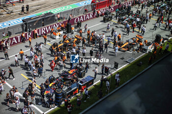 2024-06-29 - 01 VERSTAPPEN Max (nld), Red Bull Racing RB20, 04 NORRIS Lando (gbr), McLaren F1 Team MCL38, 81 PIASTRI Oscar (aus), McLaren F1 Team MCL38, starting grid mechanic, mecanicien, mechanics during the Formula 1 Qatar Airways Austrian Grand Prix 2024, 11th round of the 2024 Formula One World Championship from June 28 to 30, 2024 on the Red Bull Ring, in Spielberg, Austria - F1 - AUSTRIAN GRAND PRIX 2024 - FORMULA 1 - MOTORS