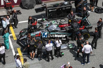 2024-06-29 - Mercedes AMG F1 Team mechanic, mecanicien, mechanics starting grid during the Formula 1 Qatar Airways Austrian Grand Prix 2024, 11th round of the 2024 Formula One World Championship from June 28 to 30, 2024 on the Red Bull Ring, in Spielberg, Austria - F1 - AUSTRIAN GRAND PRIX 2024 - FORMULA 1 - MOTORS