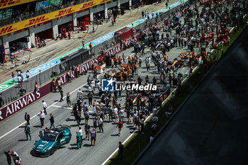 2024-06-29 - starting grid Red Bull Racing McLaren F1 Team Mercedes AMG F1 Team mechanic, mecanicien, mechanics during the Formula 1 Qatar Airways Austrian Grand Prix 2024, 11th round of the 2024 Formula One World Championship from June 28 to 30, 2024 on the Red Bull Ring, in Spielberg, Austria - F1 - AUSTRIAN GRAND PRIX 2024 - FORMULA 1 - MOTORS