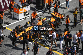 2024-06-29 - 04 NORRIS Lando (gbr), McLaren F1 Team MCL38, starting grid mechanic, mecanicien, mechanics during the Formula 1 Qatar Airways Austrian Grand Prix 2024, 11th round of the 2024 Formula One World Championship from June 28 to 30, 2024 on the Red Bull Ring, in Spielberg, Austria - F1 - AUSTRIAN GRAND PRIX 2024 - FORMULA 1 - MOTORS