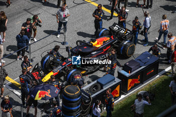 2024-06-29 - 01 VERSTAPPEN Max (nld), Red Bull Racing RB20, starting grid mechanic, mecanicien, mechanics during the Formula 1 Qatar Airways Austrian Grand Prix 2024, 11th round of the 2024 Formula One World Championship from June 28 to 30, 2024 on the Red Bull Ring, in Spielberg, Austria - F1 - AUSTRIAN GRAND PRIX 2024 - FORMULA 1 - MOTORS