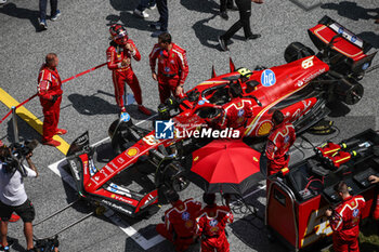 2024-06-29 - SAINZ Carlos (spa), Scuderia Ferrari SF-24, portrait starting grid mechanic, mecanicien, mechanics during the Formula 1 Qatar Airways Austrian Grand Prix 2024, 11th round of the 2024 Formula One World Championship from June 28 to 30, 2024 on the Red Bull Ring, in Spielberg, Austria - F1 - AUSTRIAN GRAND PRIX 2024 - FORMULA 1 - MOTORS