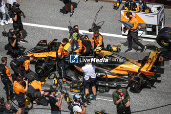 2024-06-29 - McLaren F1 Team mechanic, mecanicien, mechanics starting grid NORRIS Lando (gbr), McLaren F1 Team MCL38, portrait during the Formula 1 Qatar Airways Austrian Grand Prix 2024, 11th round of the 2024 Formula One World Championship from June 28 to 30, 2024 on the Red Bull Ring, in Spielberg, Austria - F1 - AUSTRIAN GRAND PRIX 2024 - FORMULA 1 - MOTORS