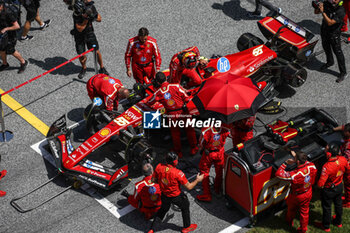 2024-06-29 - SAINZ Carlos (spa), Scuderia Ferrari SF-24, portrait starting grid mechanic, mecanicien, mechanics during the Formula 1 Qatar Airways Austrian Grand Prix 2024, 11th round of the 2024 Formula One World Championship from June 28 to 30, 2024 on the Red Bull Ring, in Spielberg, Austria - F1 - AUSTRIAN GRAND PRIX 2024 - FORMULA 1 - MOTORS