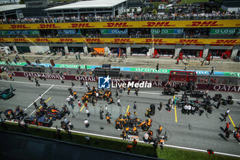 2024-06-29 - starting grid Red Bull Racing McLaren F1 Team Mercedes AMG F1 Team mechanic, mecanicien, mechanics during the Formula 1 Qatar Airways Austrian Grand Prix 2024, 11th round of the 2024 Formula One World Championship from June 28 to 30, 2024 on the Red Bull Ring, in Spielberg, Austria - F1 - AUSTRIAN GRAND PRIX 2024 - FORMULA 1 - MOTORS