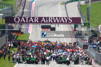 2024-06-29 - starting grid mechanic, mecanicien, mechanics during the Formula 1 Qatar Airways Austrian Grand Prix 2024, 11th round of the 2024 Formula One World Championship from June 28 to 30, 2024 on the Red Bull Ring, in Spielberg, Austria - F1 - AUSTRIAN GRAND PRIX 2024 - FORMULA 1 - MOTORS