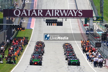 2024-06-29 - starting grid mechanic, mecanicien, mechanics during the Formula 1 Qatar Airways Austrian Grand Prix 2024, 11th round of the 2024 Formula One World Championship from June 28 to 30, 2024 on the Red Bull Ring, in Spielberg, Austria - F1 - AUSTRIAN GRAND PRIX 2024 - FORMULA 1 - MOTORS