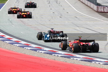 2024-06-29 - 55 SAINZ Carlos (spa), Scuderia Ferrari SF-24, action 63 RUSSELL George (gbr), Mercedes AMG F1 Team W15, action during the Formula 1 Qatar Airways Austrian Grand Prix 2024, 11th round of the 2024 Formula One World Championship from June 28 to 30, 2024 on the Red Bull Ring, in Spielberg, Austria - F1 - AUSTRIAN GRAND PRIX 2024 - FORMULA 1 - MOTORS