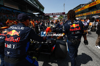 2024-06-29 - Red Bull Racing mechanic, mecanicien, mechanics starting grid during the Formula 1 Qatar Airways Austrian Grand Prix 2024, 11th round of the 2024 Formula One World Championship from June 28 to 30, 2024 on the Red Bull Ring, in Spielberg, Austria - F1 - AUSTRIAN GRAND PRIX 2024 - FORMULA 1 - MOTORS