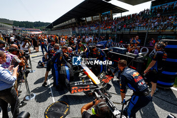 2024-06-29 - VERSTAPPEN Max (ned), Red Bull Racing RB20, portrait mechanic, mecanicien, mechanics starting grid during the Formula 1 Qatar Airways Austrian Grand Prix 2024, 11th round of the 2024 Formula One World Championship from June 28 to 30, 2024 on the Red Bull Ring, in Spielberg, Austria - F1 - AUSTRIAN GRAND PRIX 2024 - FORMULA 1 - MOTORS