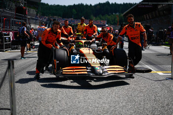 2024-06-29 - 04 NORRIS Lando (gbr), McLaren F1 Team MCL38, mechanic, mecanicien, mechanics starting grid during the Formula 1 Qatar Airways Austrian Grand Prix 2024, 11th round of the 2024 Formula One World Championship from June 28 to 30, 2024 on the Red Bull Ring, in Spielberg, Austria - F1 - AUSTRIAN GRAND PRIX 2024 - FORMULA 1 - MOTORS