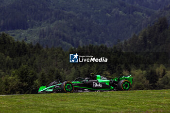 2024-06-29 - 24 ZHOU Guanyu (chi), Stake F1 Team Kick Sauber C44, action during the Formula 1 Qatar Airways Austrian Grand Prix 2024, 11th round of the 2024 Formula One World Championship from June 28 to 30, 2024 on the Red Bull Ring, in Spielberg, Austria - F1 - AUSTRIAN GRAND PRIX 2024 - FORMULA 1 - MOTORS