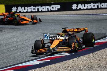 2024-06-29 - 81 PIASTRI Oscar (aus), McLaren F1 Team MCL38, 04 NORRIS Lando (gbr), McLaren F1 Team MCL38, action during the Formula 1 Qatar Airways Austrian Grand Prix 2024, 11th round of the 2024 Formula One World Championship from June 28 to 30, 2024 on the Red Bull Ring, in Spielberg, Austria - F1 - AUSTRIAN GRAND PRIX 2024 - FORMULA 1 - MOTORS