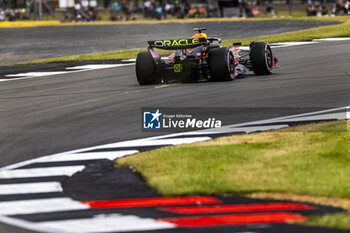 2024-07-05 - Max Verstappen (NED) - Oracle Red Bull Racing - Red Bull RB20 - Honda RBPT during Free Practice on day 2, friday july 5, 2024 of the formula 1 qatar airways british grand prix 2024, scheduled to take place at the silverstone circuit from july 5 to july 7, 2024 - FORMULA 1 - QATAR AIRWAYS BRITISHGRAND PRIX 2024 - PRACTICE - FORMULA 1 - MOTORS