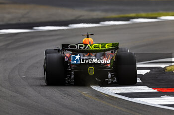 2024-07-05 - Max Verstappen (NED) - Oracle Red Bull Racing - Red Bull RB20 - Honda RBPT during Free Practice on day 2, friday july 5, 2024 of the formula 1 qatar airways british grand prix 2024, scheduled to take place at the silverstone circuit from july 5 to july 7, 2024 - FORMULA 1 - QATAR AIRWAYS BRITISHGRAND PRIX 2024 - PRACTICE - FORMULA 1 - MOTORS