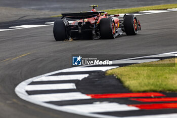 2024-07-05 - Carlos Sainz Jr. (ESP) - Scuderia Ferrari - Ferrari SF-24 - Ferrari during Free Practice on day 2, friday july 5, 2024 of the formula 1 qatar airways british grand prix 2024, scheduled to take place at the silverstone circuit from july 5 to july 7, 2024 - FORMULA 1 - QATAR AIRWAYS BRITISHGRAND PRIX 2024 - PRACTICE - FORMULA 1 - MOTORS