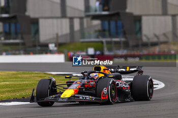 2024-07-05 - Max Verstappen (NED) - Oracle Red Bull Racing - Red Bull RB20 - Honda RBPT during Free Practice on day 2, friday july 5, 2024 of the formula 1 qatar airways british grand prix 2024, scheduled to take place at the silverstone circuit from july 5 to july 7, 2024 - FORMULA 1 - QATAR AIRWAYS BRITISHGRAND PRIX 2024 - PRACTICE - FORMULA 1 - MOTORS