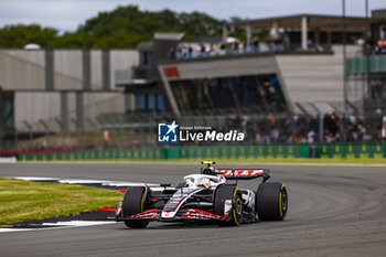 2024-07-05 - Nico Hulkenberg (GER) - MoneyGram Haas F1 Team - Haas VF-24 - Ferrari during Free Practice on day 2, friday july 5, 2024 of the formula 1 qatar airways british grand prix 2024, scheduled to take place at the silverstone circuit from july 5 to july 7, 2024 - FORMULA 1 - QATAR AIRWAYS BRITISHGRAND PRIX 2024 - PRACTICE - FORMULA 1 - MOTORS