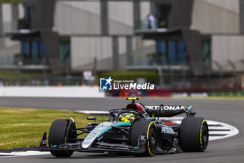 2024-07-05 - Lewis Hamilton (GBR) - Mercedes-AMG PETRONAS F1 Team - Mercedes W15 - Mercedes E Performance during Free Practice on day 2, friday july 5, 2024 of the formula 1 qatar airways british grand prix 2024, scheduled to take place at the silverstone circuit from july 5 to july 7, 2024 - FORMULA 1 - QATAR AIRWAYS BRITISHGRAND PRIX 2024 - PRACTICE - FORMULA 1 - MOTORS