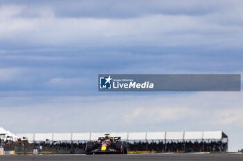 2024-07-05 - Max Verstappen (NED) - Oracle Red Bull Racing - Red Bull RB20 - Honda RBPT during Free Practice on day 2, friday july 5, 2024 of the formula 1 qatar airways british grand prix 2024, scheduled to take place at the silverstone circuit from july 5 to july 7, 2024 - FORMULA 1 - QATAR AIRWAYS BRITISHGRAND PRIX 2024 - PRACTICE - FORMULA 1 - MOTORS