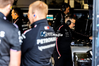 2024-07-06 - Peter Bonnington (GBR) - Hamilton Track Engenee Mercedes-AMG Petronas F1 Team during Free Practice 3 on day 3, saturday july 6, 2024 of the formula 1 qatar airways british grand prix 2024, scheduled to take place at the silverstone circuit from july 5 to july 7, 2024 - FORMULA 1 - QATAR AIRWAYS BRITISHGRAND PRIX 2024 - PRACTICE AND QUALIFY - FORMULA 1 - MOTORS