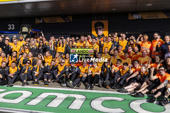 2024-07-07 - McLaren F1 Team team during the Race on day 4, Sunday july 7, 2024 of the formula 1 qatar airways british grand prix 2024, scheduled to take place at the silverstone circuit from july 5 to july 7, 2024 - FORMULA 1 - QATAR AIRWAYS BRITISHGRAND PRIX 2024 - RACE - FORMULA 1 - MOTORS