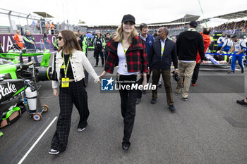 2024-07-07 - Clara Delevigne - model - during the Race on day 4, Sunday july 7, 2024 of the formula 1 qatar airways british grand prix 2024, scheduled to take place at the silverstone circuit from july 5 to july 7, 2024 - FORMULA 1 - QATAR AIRWAYS BRITISHGRAND PRIX 2024 - RACE - FORMULA 1 - MOTORS