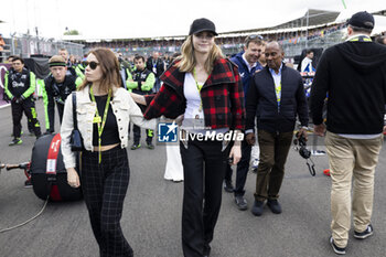 2024-07-07 - Clara Delevigne - model - during the Race on day 4, Sunday july 7, 2024 of the formula 1 qatar airways british grand prix 2024, scheduled to take place at the silverstone circuit from july 5 to july 7, 2024 - FORMULA 1 - QATAR AIRWAYS BRITISHGRAND PRIX 2024 - RACE - FORMULA 1 - MOTORS